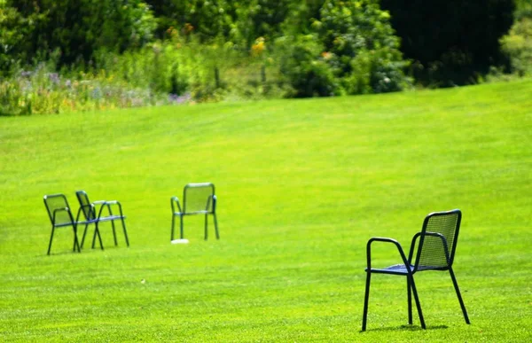 Stuhl im Sommergarten — Stockfoto