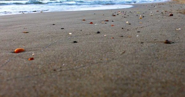 Çakıl Taşları Ile Kumlu Plaj — Stok fotoğraf
