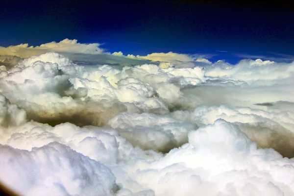 Lecące Nad Chmurami — Zdjęcie stockowe
