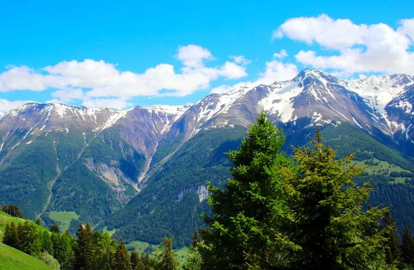 スイスの高い山では — ストック写真