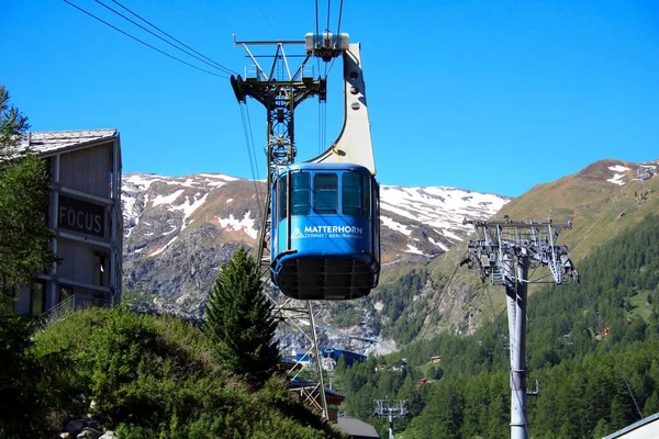 Yüksek Dağlara Giden Teleferikle — Stok fotoğraf