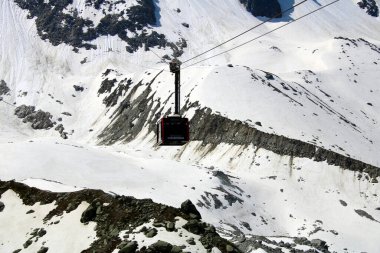 Yüksek dağlara giden teleferikle