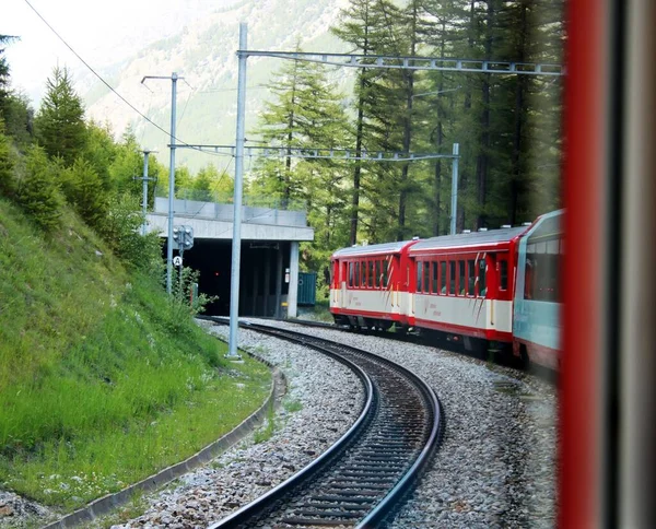 Dağlarda tren yolculuğu.