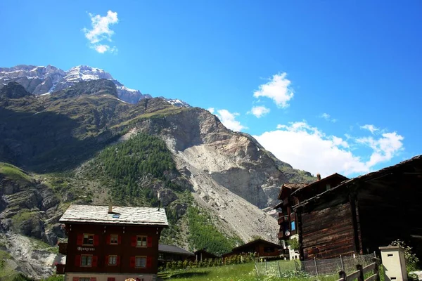 Sviçre Nin Alp Mimarisi — Stok fotoğraf