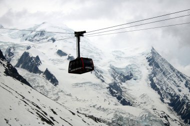 Yüksek dağlara giden teleferikle