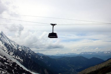 Yüksek dağlara giden teleferikle