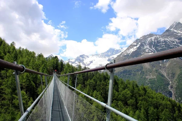 Závěsný Most Vysokých Horách Švýcarska — Stock fotografie