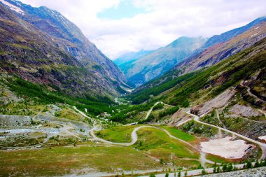 Alplerdeki yolu geç. 