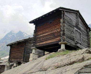 Valais 'teki dağ kulübeleri 