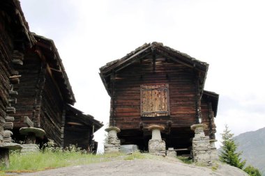 Valais 'teki dağ kulübeleri 