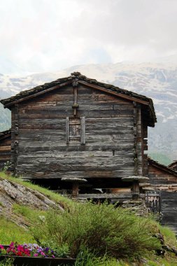 Valais 'teki dağ kulübeleri 
