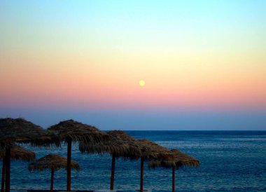 Deniz kenarında yaz akşamı 