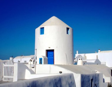 Beyaz Santorini değirmeni