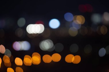 Şehir arka planındaki soyut Bokeh gece bahçesi