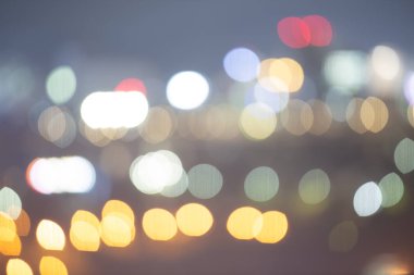 Şehir arka planındaki soyut Bokeh gece bahçesi