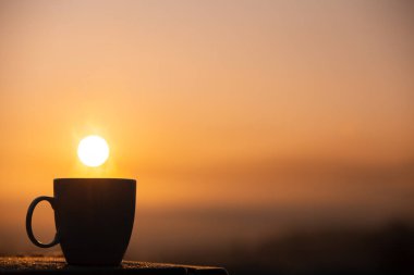 Gün doğumuyla siluet kahve fincanı