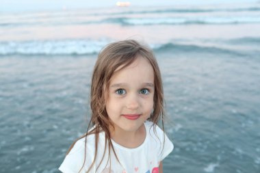 ıslak saçlı sevimli kız 