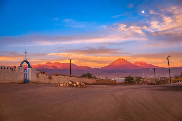 Andes con volcán Licancabur en la frontera boliviana al atardecer en luna llena, San Pedro de Atacama, Chile, América del Sur — Foto de Stock