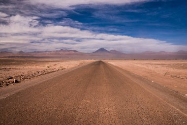 Atacama Çölü yol arka plan, San Pedro de Atacama, Chile Andes Dağları ile çöl fırtınası sırasında