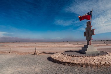 Şili bayrağı ve anıt Atacama çöl ortasında sırasında çöl fırtınası, San Pedro de Atacama, Chile