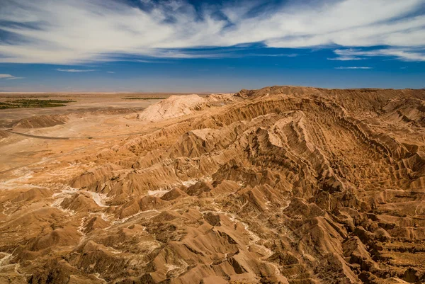 Kanyonok és hegyek - holdbéli tájat, az Atacama-sivatag, Valle de la Luna, San Pedro de Atacama, Chile — Stock Fotó