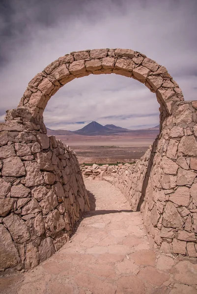 Kamenná brána v Pukara de Quitor - incké pevnosti v Bezodtoká jezera s výhledem na sopky Licancabur v Andách, San Pedro de Atacama, Chile — Stock fotografie