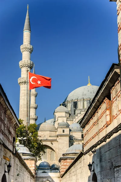 Passaggio con bandiera turca Moschea Suleymaniye, Istanbul, Turchia — Foto Stock