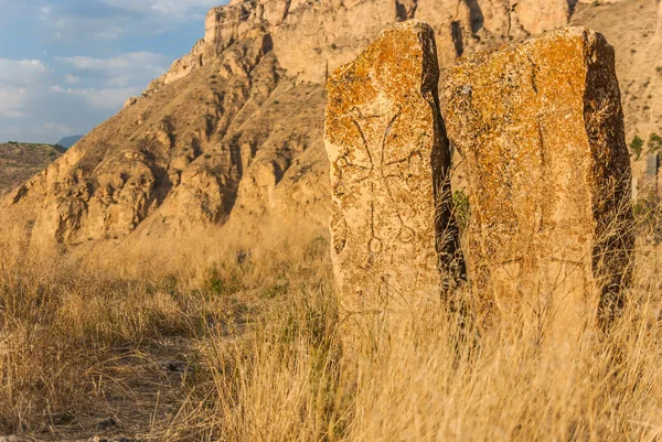 Khachkar - geleneksel Ermeni çapraz-taş günbatımında Areni Köyü, Güney Ermenistan yakınındaki dağlarda