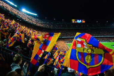 FC Barcelona futbol maçında Atletico de Madrid - maç sahne bayrakları ve Camp Nou, hayranları ile
