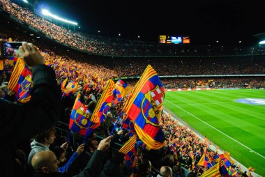 FC Barcelona futbol maçında Camp Nou Atletico de Madrid La Liga - karşı duruyor sahne bayrakları ve tezahürat hayranları ile
