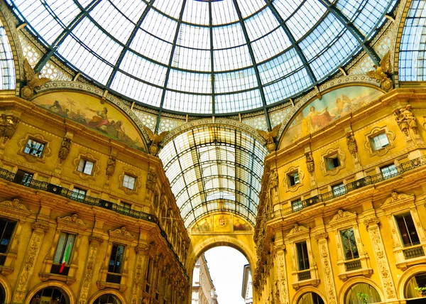 Görkemli Vittorio Emmanuele galeri içi cam kasa, Milan, İtalya