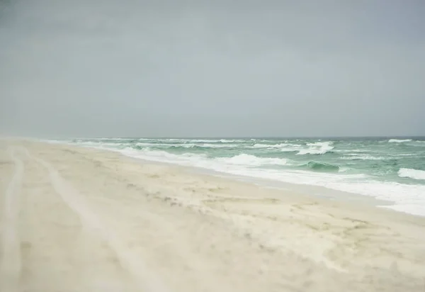 मेक्सिको की खाड़ी में तूफान दिवस पर मूडी फ्लोरिडा बीच — स्टॉक फ़ोटो, इमेज