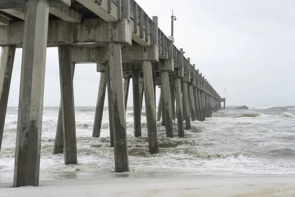 Pensacola Florida Fishing Pier tropiska stormen dag — Stockfoto