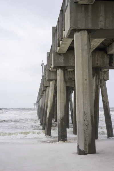 Enorme Florida visserij Pier op stormachtige dag — Stockfoto