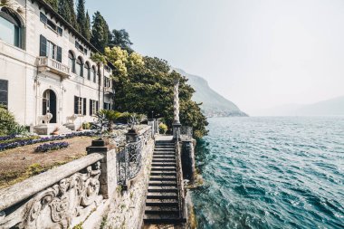 Ağaçlar, çiçekler ve bitkiler ile güzel bir bahçe içinde bir villa. C