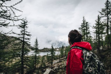 Sessiz bir göl ön rahatlatıcı dağlarda yürüyüş kız 