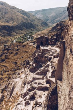 Vardzia mağara city-manastır. İlgi çekici özelliklerinden biri