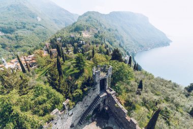Castello di Vezio havadan görünümden lake Como, İtalya.