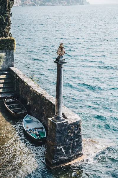 Piccolo porto sul lago como italia . — Foto Stock