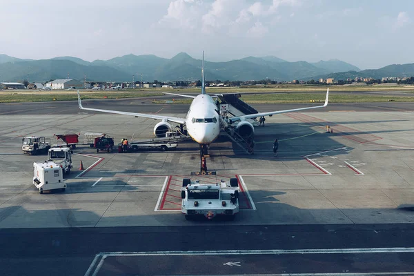 Uçak yolcuları yatılı Havaalanı