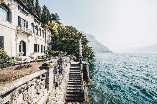 Una villa in un bellissimo giardino con alberi, fiori e piante. C — Foto Stock