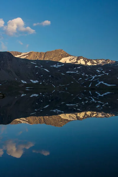 Atemberaubender Blick auf einen See in der Nähe der Schutzhütte, die in der Nähe von lac — Stockfoto