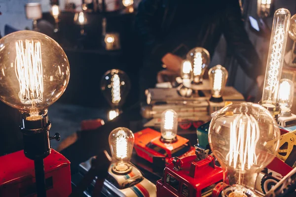 DIY fikirler için geri dönüşüm eski eski el yapımı oyuncak kullanarak ampulleri.