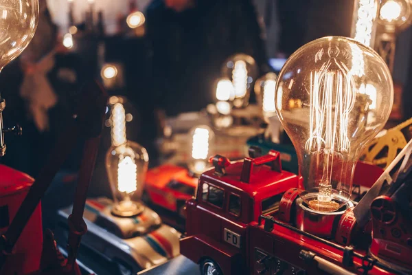 DIY fikirler için geri dönüşüm eski eski el yapımı oyuncak kullanarak ampulleri.