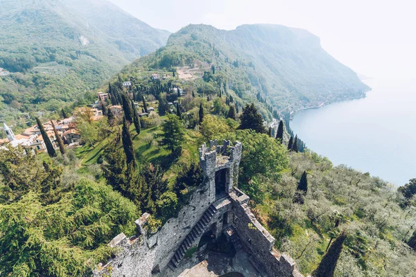 Luchtfoto van het Castello di Vezio op het Comomeer, Italië. — Stockfoto