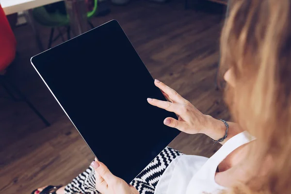 Menina usando um tablet grande — Fotografia de Stock