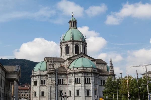 Uma vista frontal da igreja de Como. Itália — Fotografia de Stock