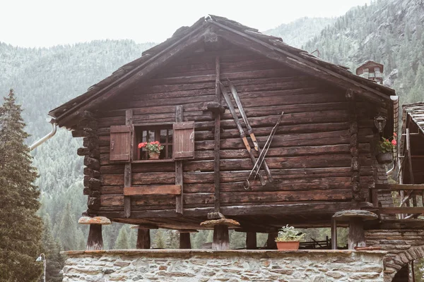 Ein schönes altes Holzhaus in den Bergen. Italien — Stockfoto
