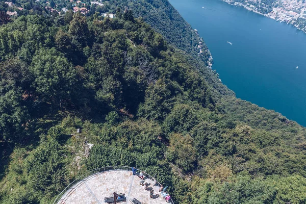 Vissa folk tittar Comosjön från fyren. Lombar — Stockfoto