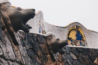 Antoni Gaudi loca tarafından tasarlanmış Parc Guell, mozaik heykel